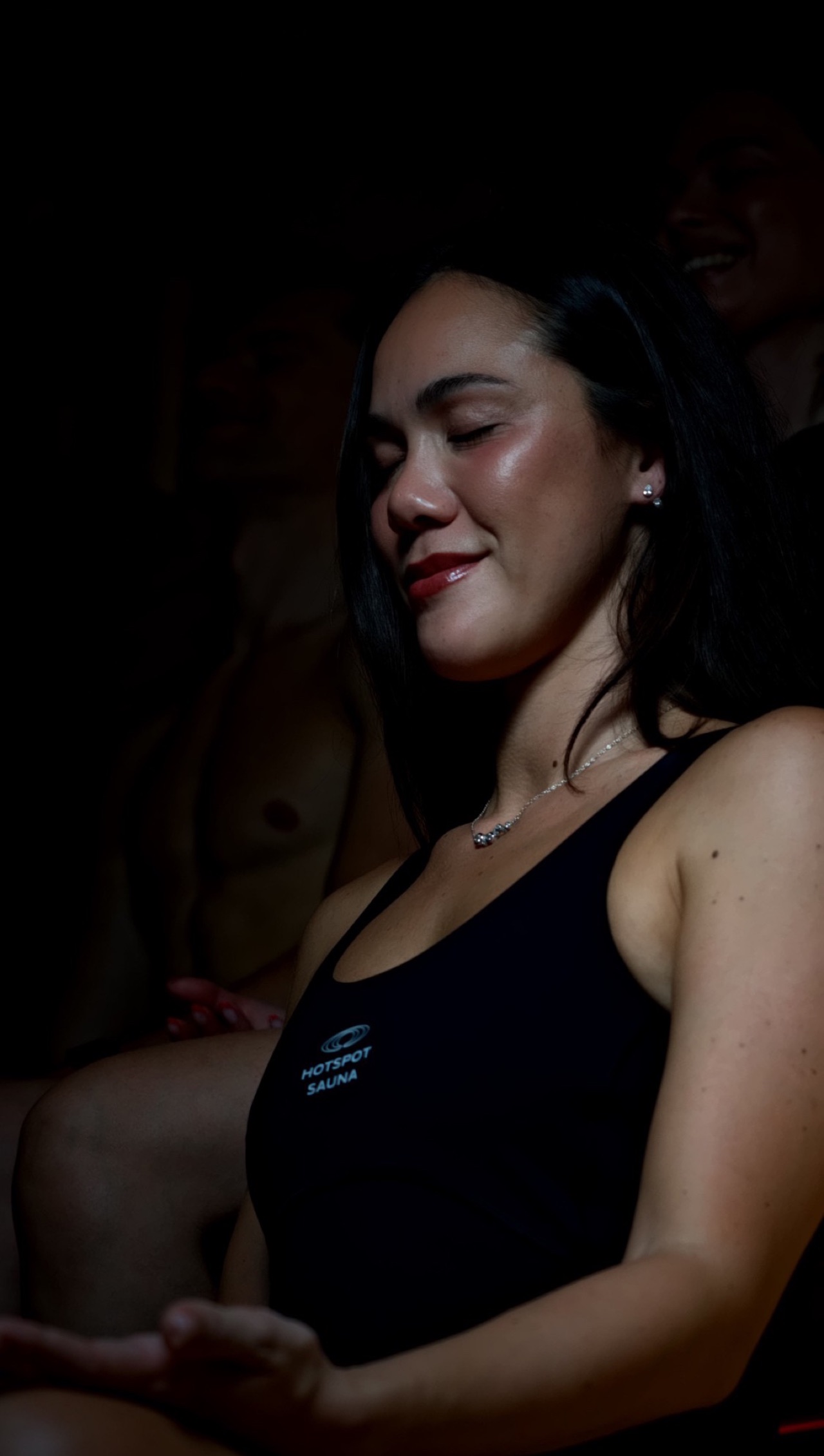 Gæst med lukkede øjne og et smil i saunaen hos HotSpot Sauna