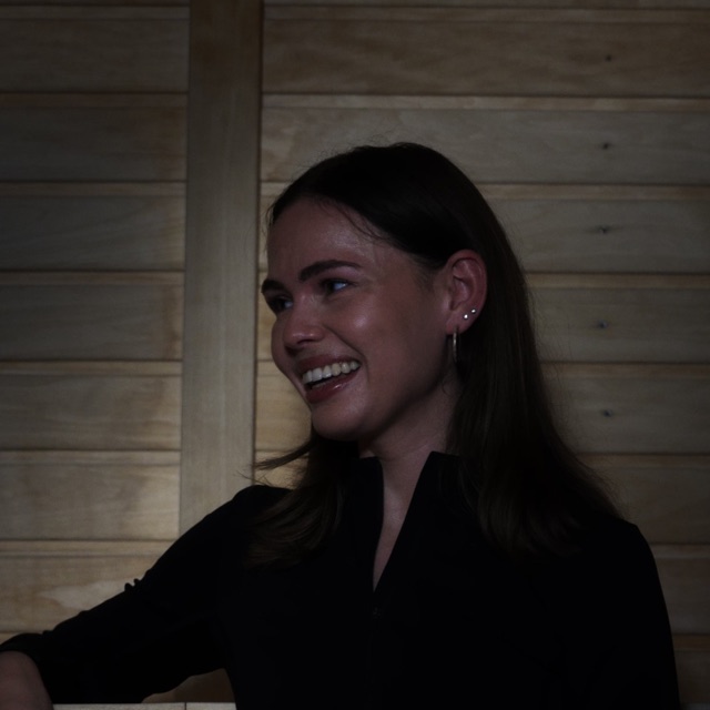 Gæst griner på saunabænken hos HotSpot Sauna