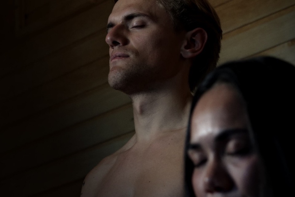 To gæster med lukkede øjne i varmen i saunaen hos HotSpot Sauna