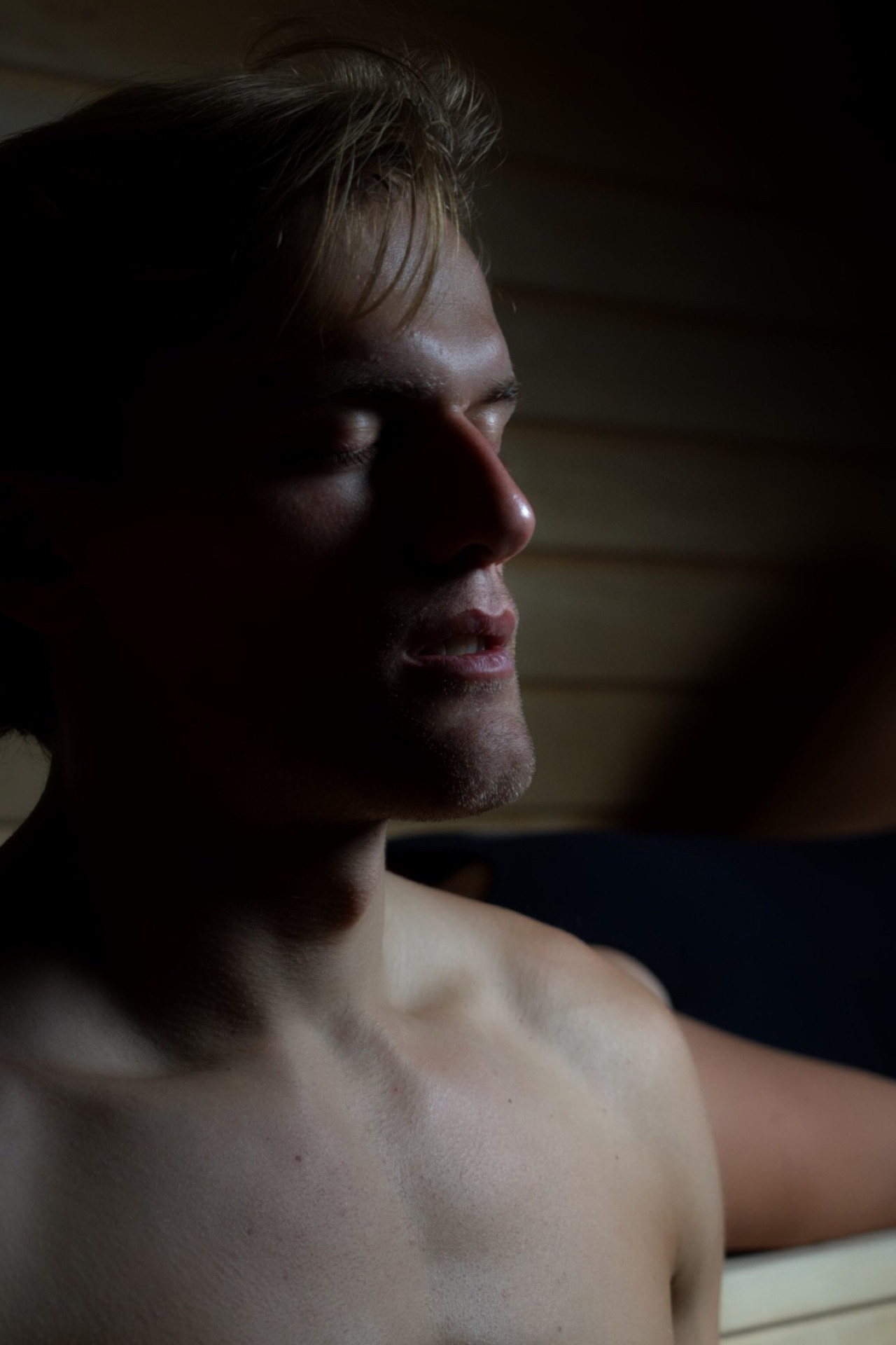 Gæst med lukkede øjne i varmen i saunaen hos HotSpot Sauna