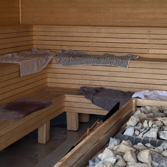 HotSpot Sauna set udefra i skumringen med koldtvandskarret i forgrunden