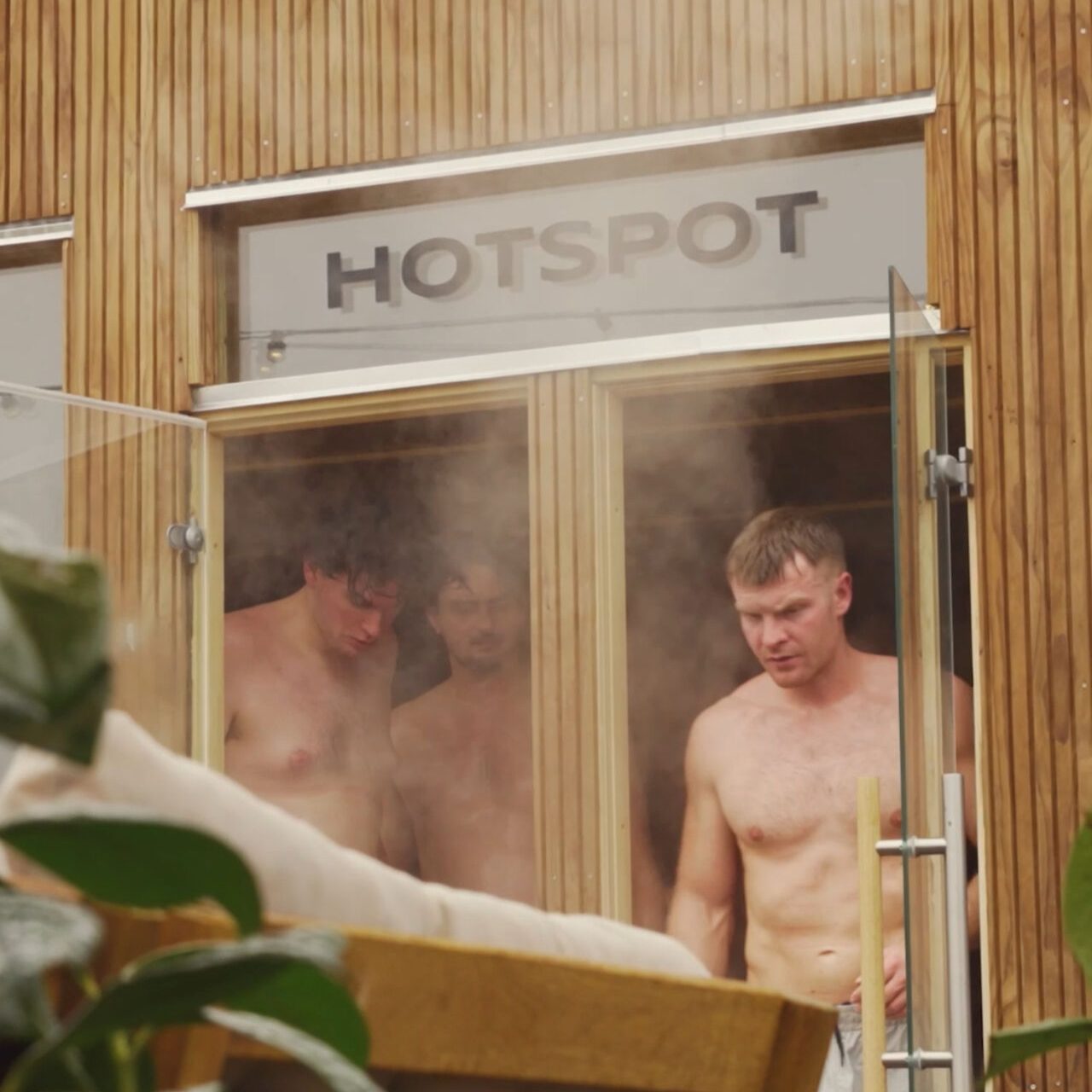 Jesper Simonsen svinger håndklædet under en gus hos HotSpot Sauna