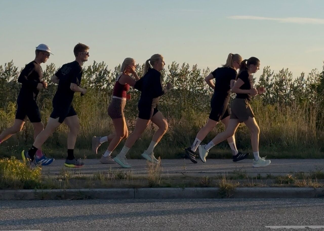 Løbeklubben samlet før en social run hos HotSpot Sauna