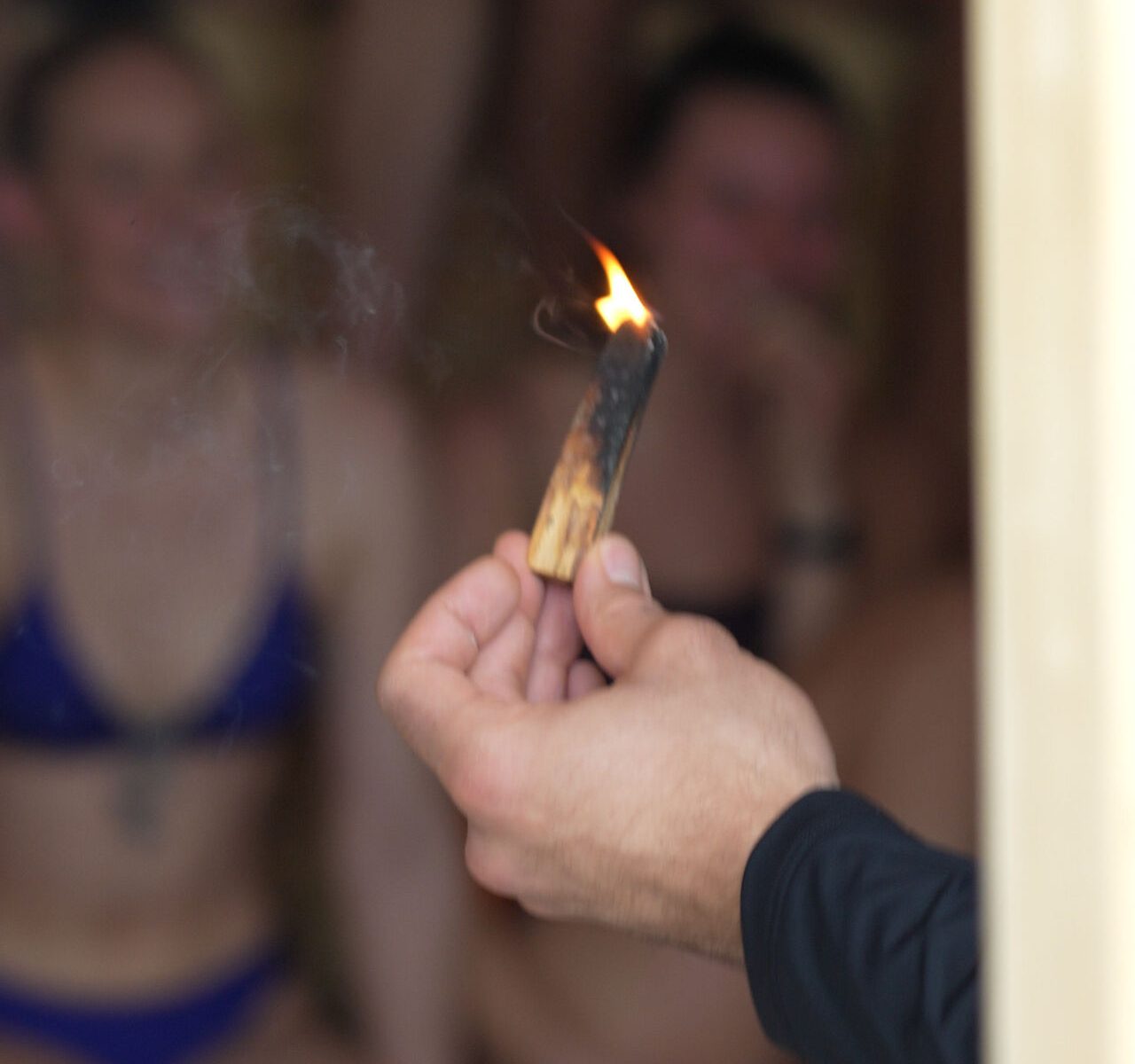 Facilitatoren tænder faklen under en gus hos HotSpot Sauna
