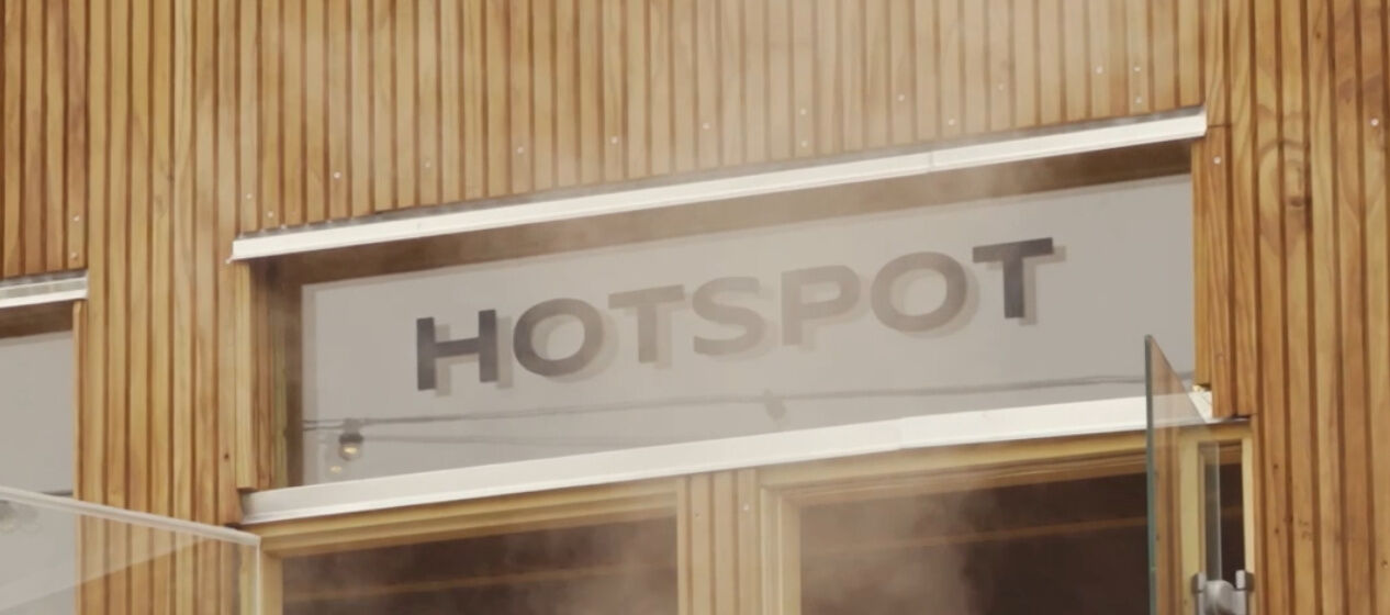 HotSpot-skiltet over indgangen til saunaen