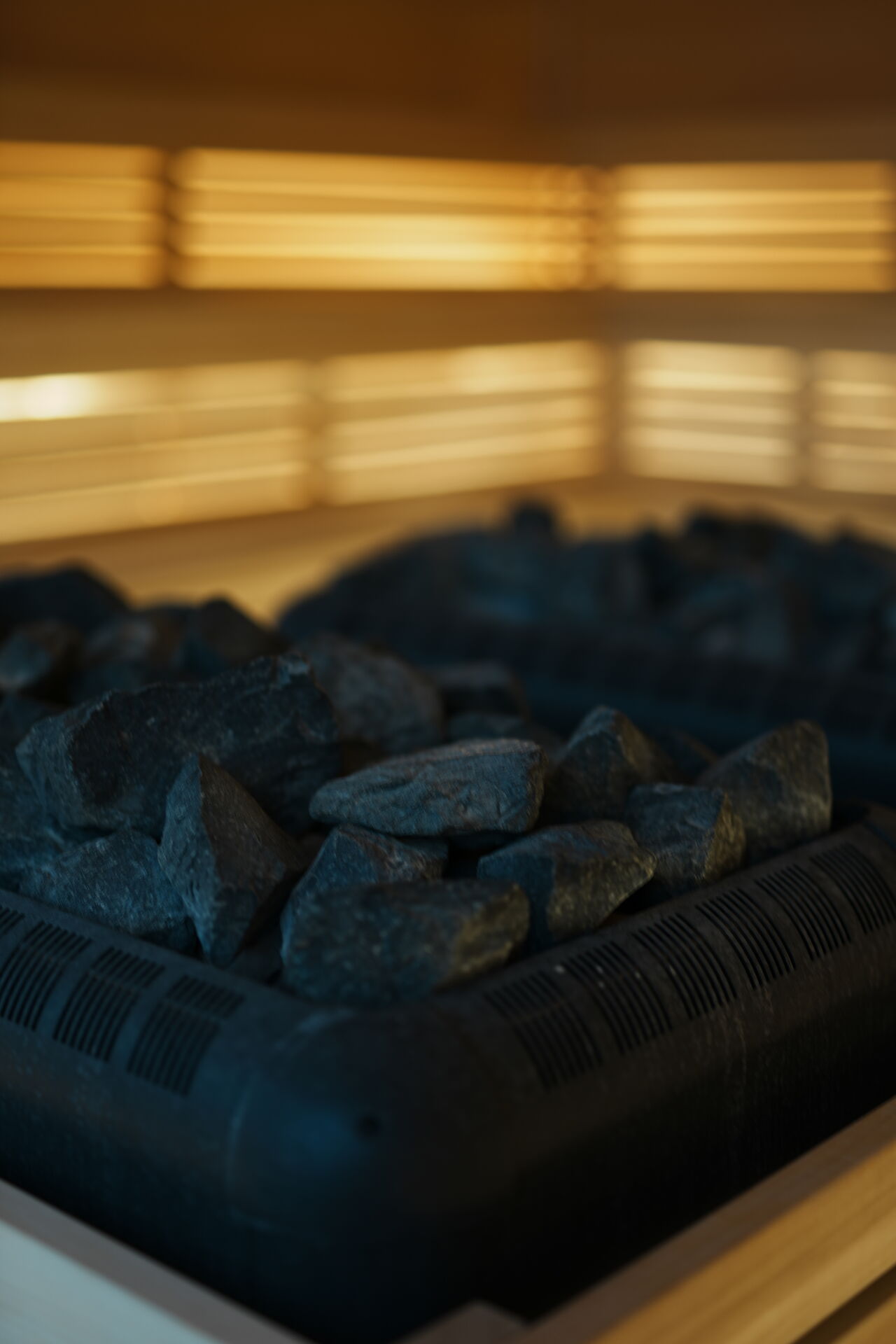 Varme sten i saunaovnen hos HotSpot Sauna, hvor movement hold slutter
